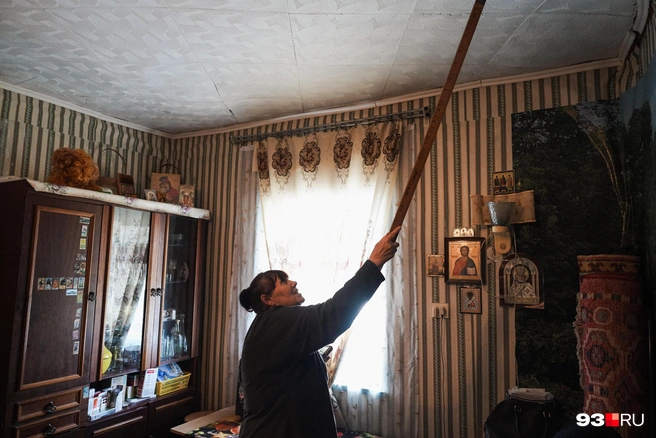 Ольга Анатольевна показывает провисшую балку, которая норовит упасть | Источник: Дарья Паращенко / 93.RU