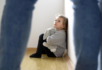 «Мать притворяется хорошей, а сама избивает нас с сестрой и угрожает сдать в детдом»