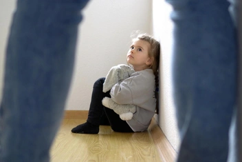 «Мать притворяется хорошей, а сама избивает нас с сестрой и угрожает сдать в детдом»