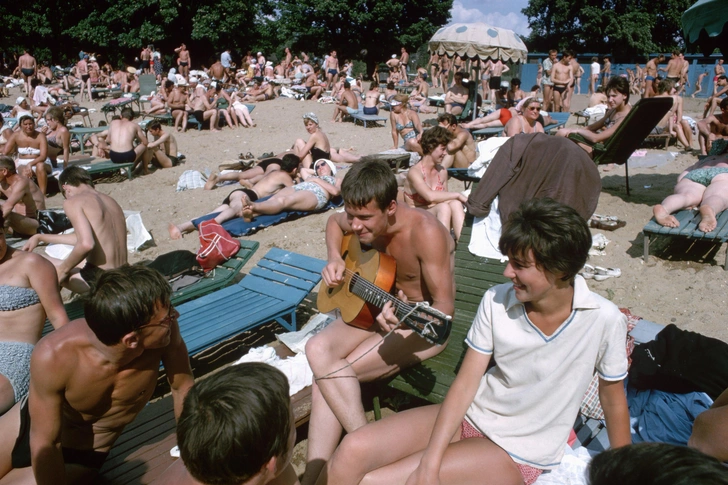 На московском пляже. 1964 г. | Источник: Getty Images