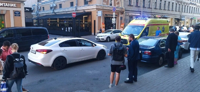Женщина попала под колёса «Киа» между двумя ТЦ у Сенной площади | Источник: ДТП и ЧП | Санкт-Петербург | Питер Онлайн | СПб