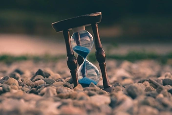 Почему иногда время мучительно тянется, а иногда — летит: объяснение психолога