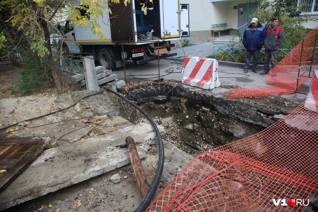 Смогут ли ликвидировать котлован и восстановить благоустройство поврежденного двора без вмешательства следственных и надзорных органов — пока неизвестно | Источник: Константин Завриков / V1.RU