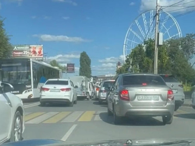 Настолько огромных пробок на этом участке не было до введения изменений в схеме движения | Источник: читатели V1.RU