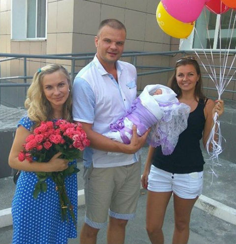 Анастасия Дашко с супругом, новорожденным сыном и подругой, которая приехала поздравить счастливых родителей
