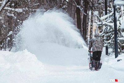 Ярославцы зарабатывают на уборке снега с дворов и авто