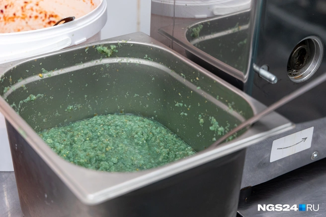 Если накрутить много чеснока, то он станет зеленым | Источник: Мария Ленц / NGS24.RU