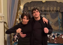 Забыла про укладку и мейк, сонная обнимает кота, лежит в коричневой воде: Настя Ивлеева глазами мужа Филиппа Бегака