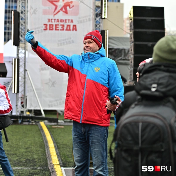Дмитрий Губерниев на эстафете | Источник: Василина Любимова / 59.RU 