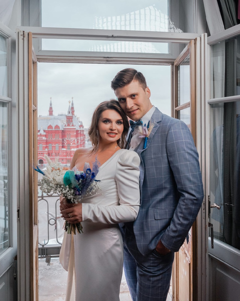 Секси-платье с вырезом и голубой костюм. Свадьба Александра Энберта и его жены
