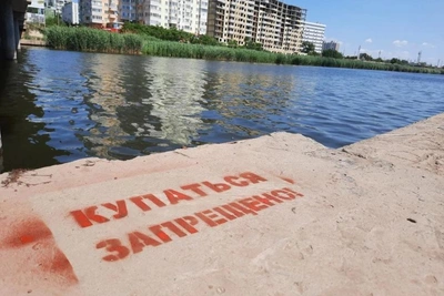 В Астрахани обновляют таблички «Купаться запрещено»