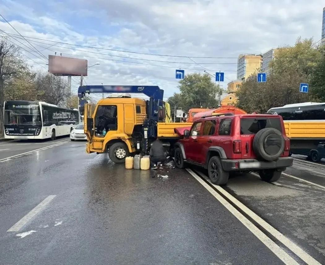 КамАЗ и Tank столкнулись в Воронеже: трое раненых, машины встали в пробке