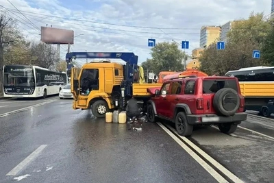 КамАЗ и Tank столкнулись на Московском проспекте