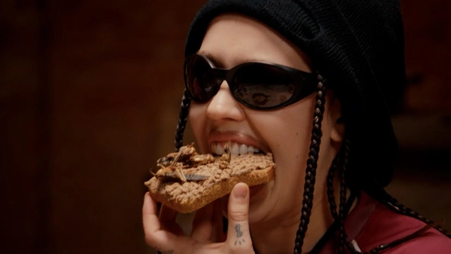 Как заставить себя съесть отвратительную на вкус гадость, приправленную мертвыми насекомыми, теперь знает Инстасамка | Источник:  предоставлено телеканалом СТС