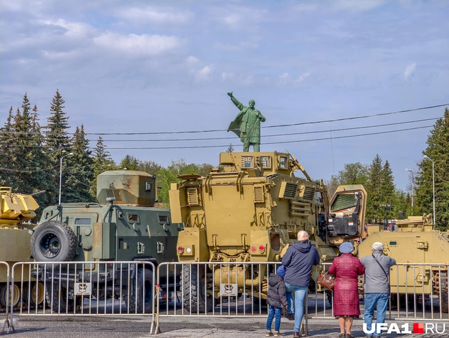 На бронетехнику глядят как стар, так и млад | Источник: Булат Салихов / UFA1.RU