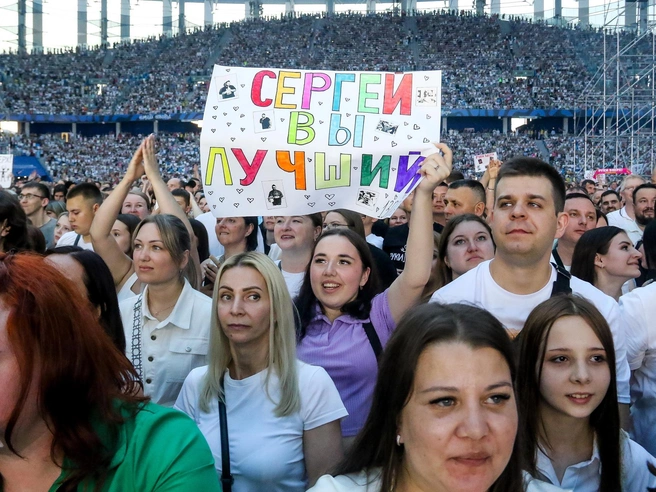 Преданных фанатов «Руки Вверх!» можно узнать сразу | Источник: Наталья Бурухина / NN.RU