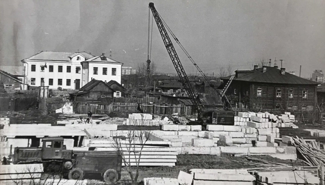 Строительство гастронома на улице Савельева в 1969 году. На заднем плане — здание школы № 53 | Источник: Комитет по делам архивов Курганской области / Vk.com