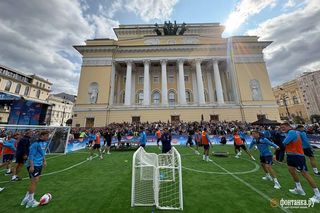 Из театра — на поле: «Зенит» провел открытую тренировку в центре Петербурга | Источник: Дарья Драй / FONTANKA.RU