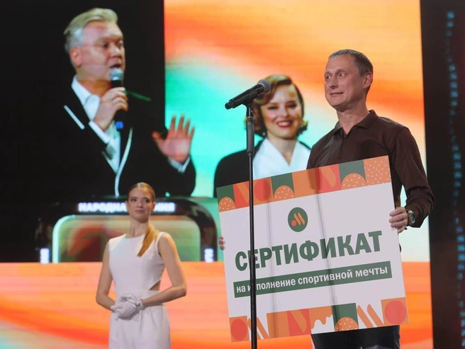 Иван Федюкин руководит футбольной командой «Солнечный мяч». В ней занимаются особенные дети с синдромом Дауна. Компания «Вкусно — и точка» подарила им сертификат на исполнение мечты: клуб хочет отправиться на соревнования | Источник: Соня Радостина / E1.RU