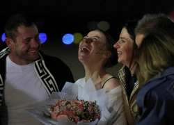 Ксения Карелина, осужденная в России за донат Украине, вернулась в США. В переговорах участвовал режиссер Питер Берг