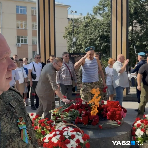 Люди чтят память десантников | Источник: Дарья Ходосевич / YA62.RU