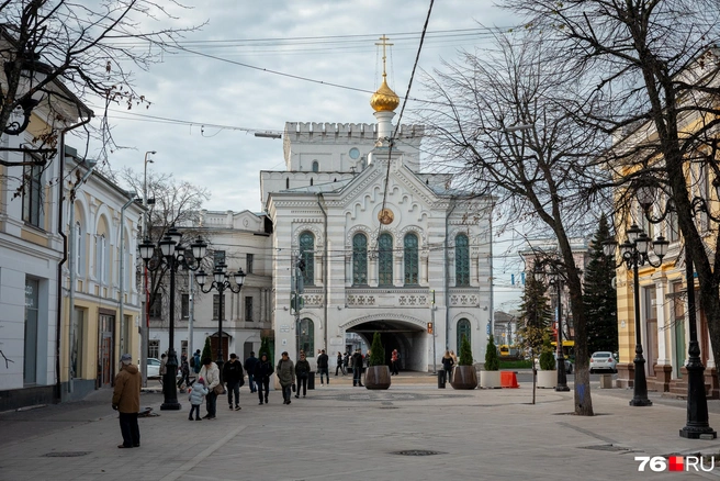 Горожане прогуливаются по улице Кирова, где все еще продолжаются работы по благоустройству | Источник: Александр Куренной / 76.RU