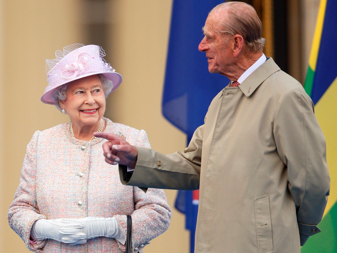 Елизавета II и принц Филипп на церемонии в Букингемском дворце, 9 октября 2013 | marieclaire.ru