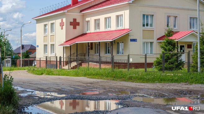 Возле больницы дороги тоже не ахти | Источник: Булат Салихов / UFA1.RU