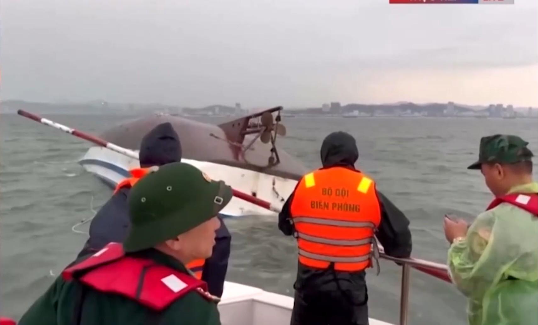 Во Вьетнаме ветер перевернул корабль с туристами. Погибло более 30 человек