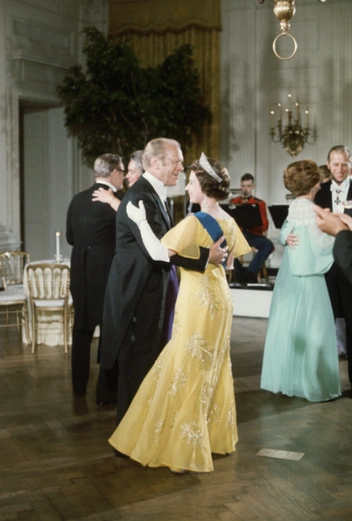 Джеральд Форд и Елизавета II танцуют после ужина