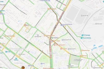 Елка на дороге вызвала массовую аварию на Бебеля