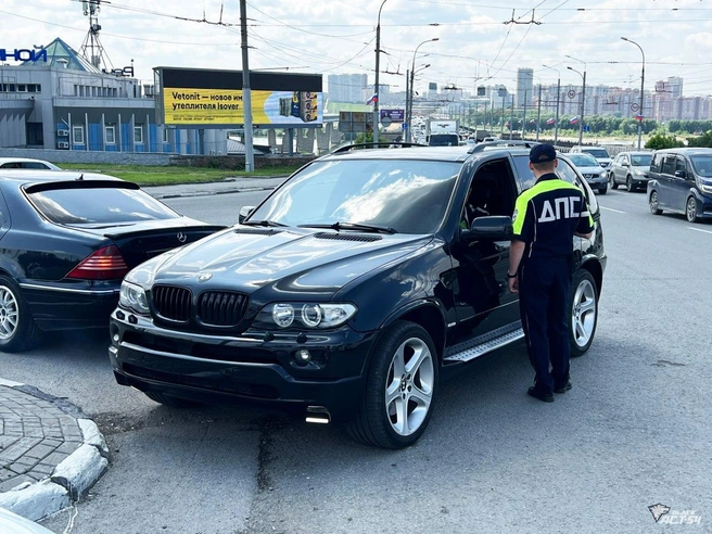 Нарушителей ловят на съезде с Октябрьского моста и в центре города | Источник: «АСТ-54 Black» / Telegram