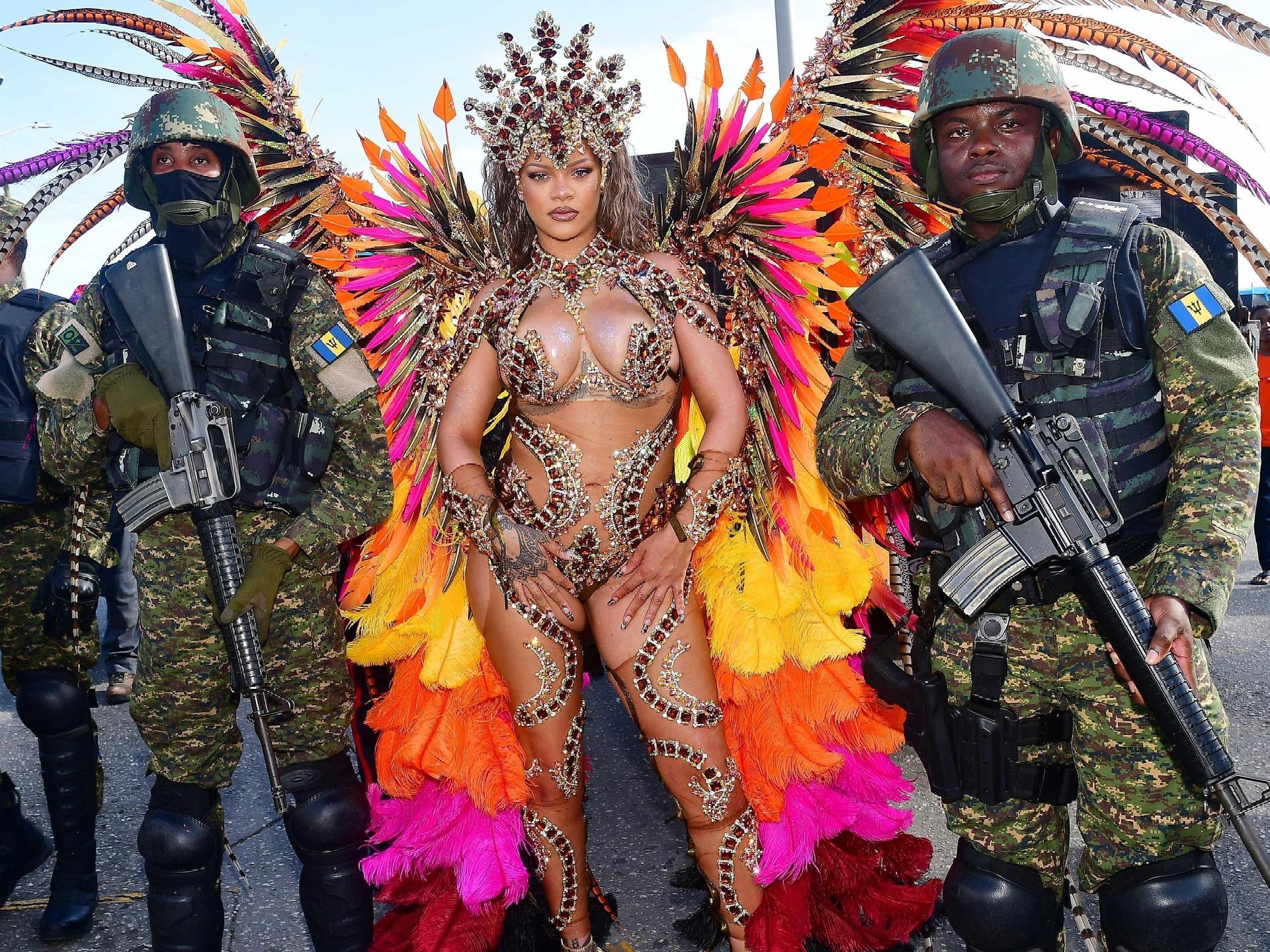 Рианна посетила карнавал на родном Барбадосе в сверкающем «голом» наряде из камней
