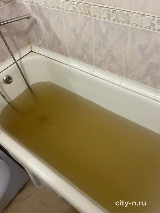 Снимок горячей воды с бурным оттенком из квартиры в Новоильинском районе, сделанный читательницей Дарьей. | Источник: city-n.ru