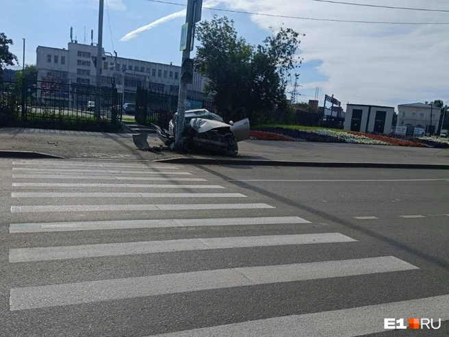 К счастью, в момент ДТП на тротуаре никого не было | Источник: читатель E1.RU