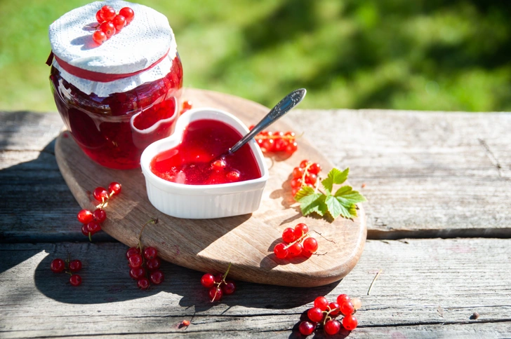 Густое желе из красной смородины на зиму: 2 самых простых рецепта | Источник: WildStrawberry/Shutterstock/Fotodom.ru