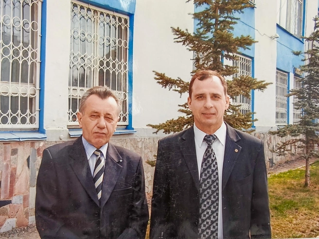 Павел Щекалев (слева) и Виктор Маркграф начинали на заводе с рядовых должностей и дошли до руководящих постов | Источник: из архива Виктора Маркграфа