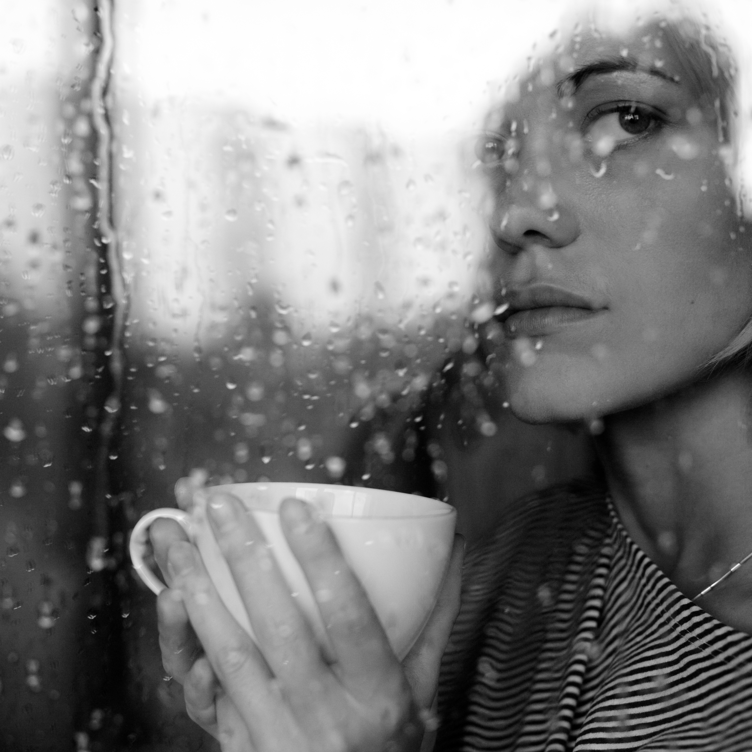 Девушка в кафе дождь
