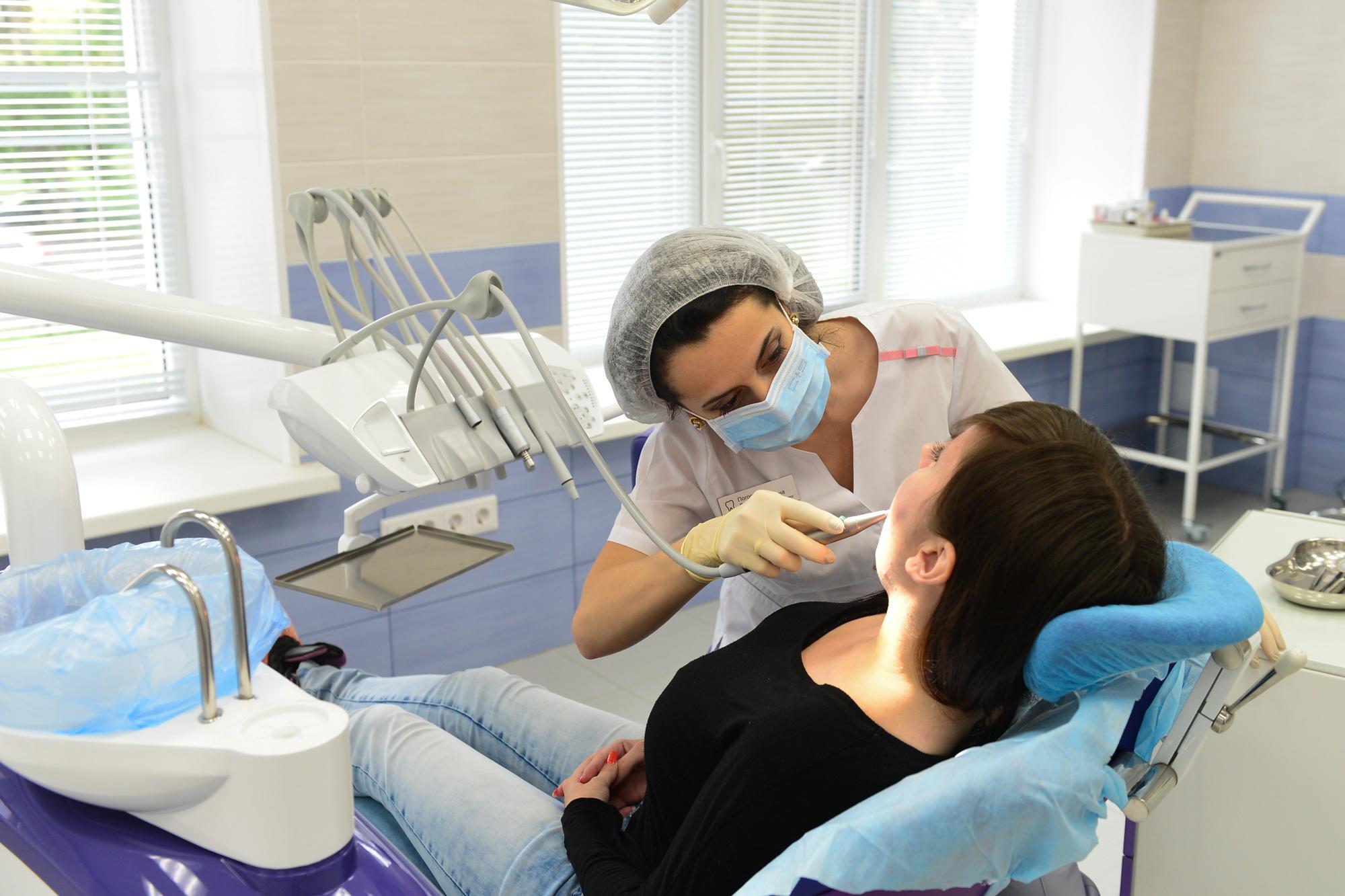 Где дешевле сделать зубы в России: лечение в разных городах