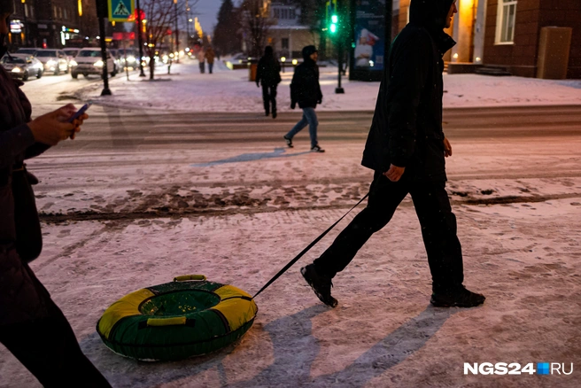 Еще точно рано, горки заледенеть не успели! | Источник: Мария Ленц / NGS24.RU