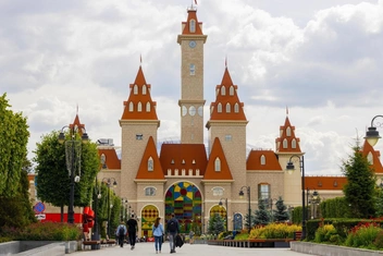 Блины, народные хиты и богатырские забавы: «Остров Мечты» приглашает на широкую Масленицу