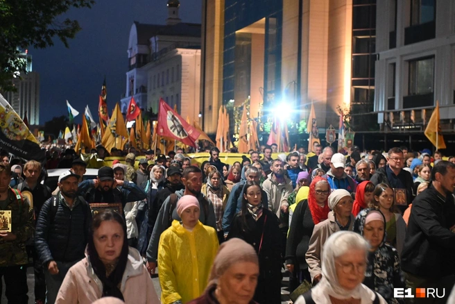 Колонна стартовала в 03:30, хотя по плану должна была отправиться в путь на час раньше | Источник: Дмитрий Емельянов / E1.RU