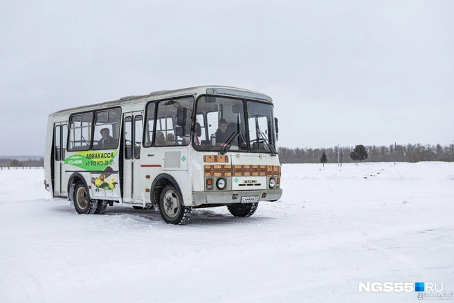 Пока самолет готовится, пассажиры ожидают в салоне автобуса  | Источник: Кирилл Башинский / NGS55.RU 