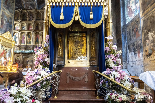 Икона Тихвинской Божьей Матери&nbsp;— основная точка притяжения туристов, но далеко не единственная в городе | Источник: Михаил Огнев / «Фонтанка.ру»