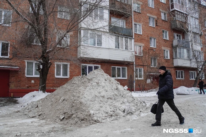 По цвету снега видно, что совсем скоро он превратится в темные лужицы  | Источник: Евгений Софийчук / NGS55.RU