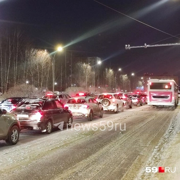 Стахановская в сторону Чкалова и Куйбышева медленно, но едет | Источник: Наталия Главатских / 59.RU