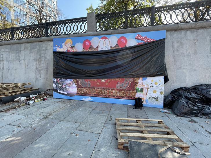 Черные кровати и тарелки МУЗ-ТВ на теплоходе в центре Москвы. Как Моргенштерн готовится к свадьбе