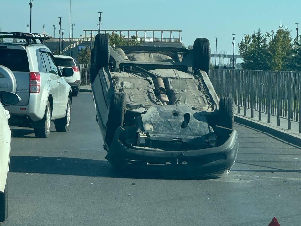 На Нулевой Продольной в центре Волгограда на ровном месте перевернулась легковушка — видео