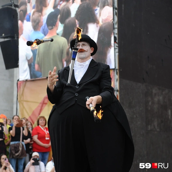 «Дурацкий цЫрк» московского театра «Высокие Братья» в этот раз удивлял трюками с огнем | Источник: Ирина Тропина / 59.RU