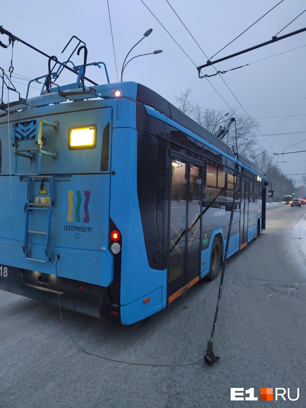 У новых троллейбусов в Екатеринбурге отвалились «рога» в районе УНЦ - 4  декабря 2023 - Е1.ру